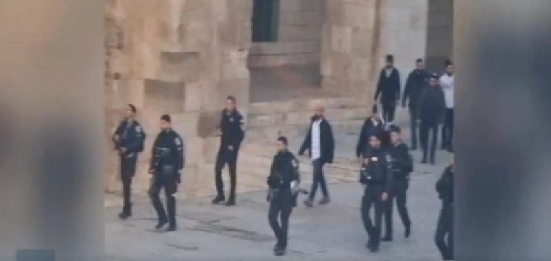 شاهد .. لحظة اقتحام وزير الأمن الإسرائيلي ساحات المسجد الأقصى