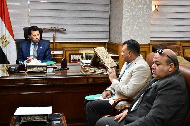وزير الشباب والرياضة يبحث إطلاق مبادرة المواطن القدوة