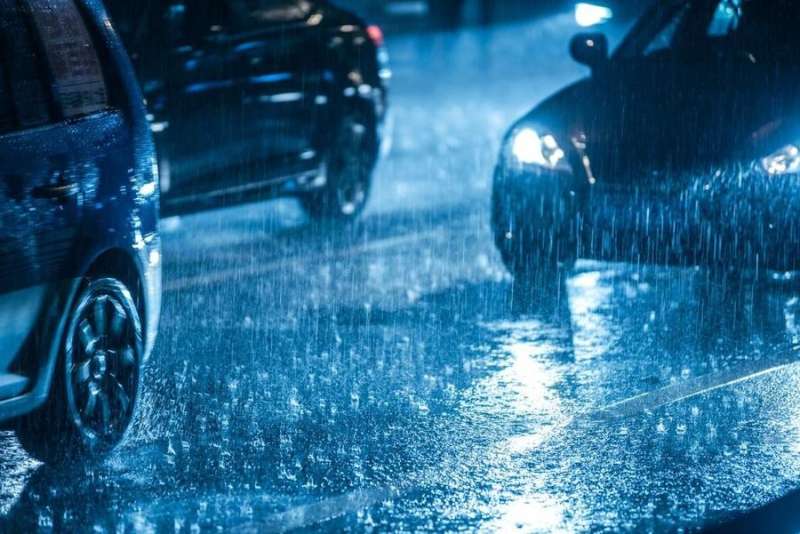 القيادة بالسيارة وهطول الأمطار