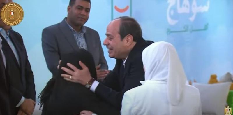 لفتة إنسانية من السيسي مع سيدة مسنة بسوهاج.. «فيديو»