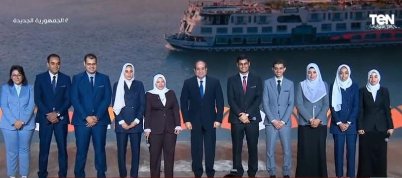 السيسي يلتقط صورة تذكارية مع شباب جامعة سوهاج.. «فيديو»