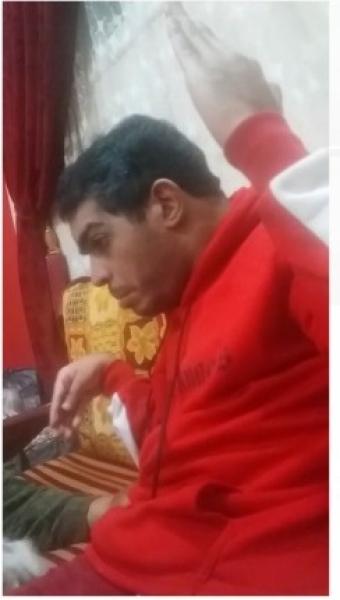 الشاب أحمد سعد إبراهيم مريض الشلل التيبسي