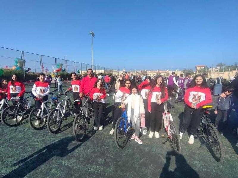 الشباب والرياضة تواصل تسليم الدراجات الهوائية لأسر الشهداء والمصابين