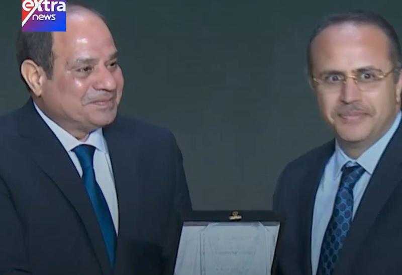 شاهد: لحظة تكريم الرئيس السيسي لشيخ الأزهر الأسبق الإمام محمد سيد طنطاوي