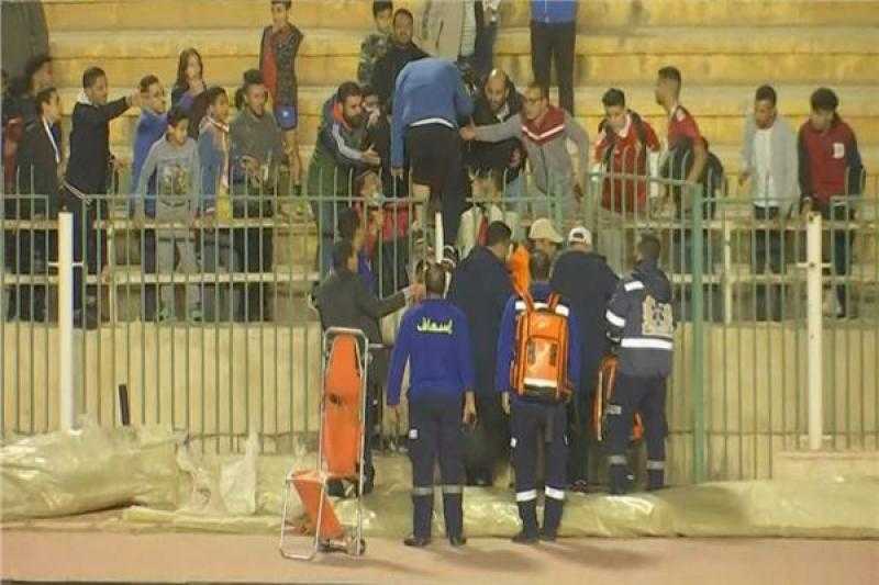 المباراة تتوقف.. إصابة مشجع في مدرجات مباراة الأهلي وإنبي في الدوري