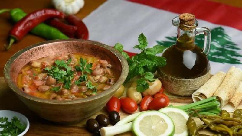 فول بالطحينة والزيت الحار