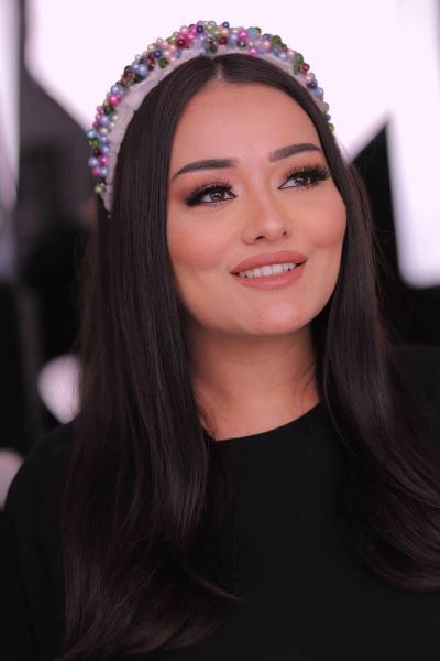 برسمة غريبة على رقبتها.. راندا البحيري تخطف الأنظار في أحدث جلسة تصوير