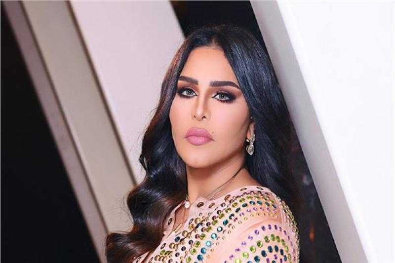 أحلام تثير الجدل بإطلالة باهظة الثمن