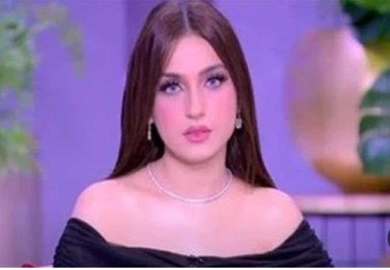 ياسمين عز للفتيات: ليه مش بتدي جوزك غير رف واحد في الدولاب؟