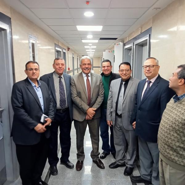 الدكتور محمود صديق خلال جولته 