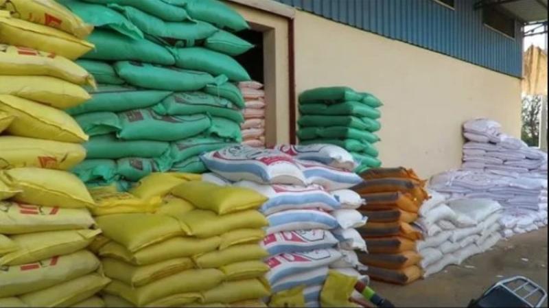 ضبط 14 طن أعلاف حيوانية بالسوق السوداء