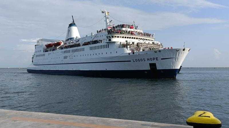 «تحيا مصر».. أفراد طاقم مركب الكتب ببورسعيد يحتفلون مع السياح «فيديو»