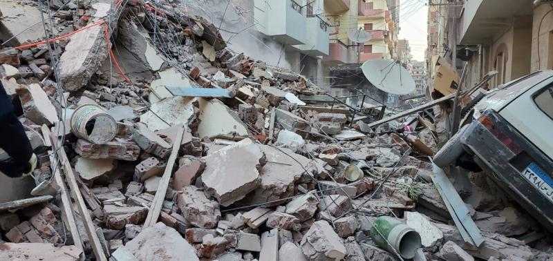 إنقاذ عجوز بالعقد الثامن بعد ٨ ساعات أسفل أنقاض منزل أسيوط المنهار