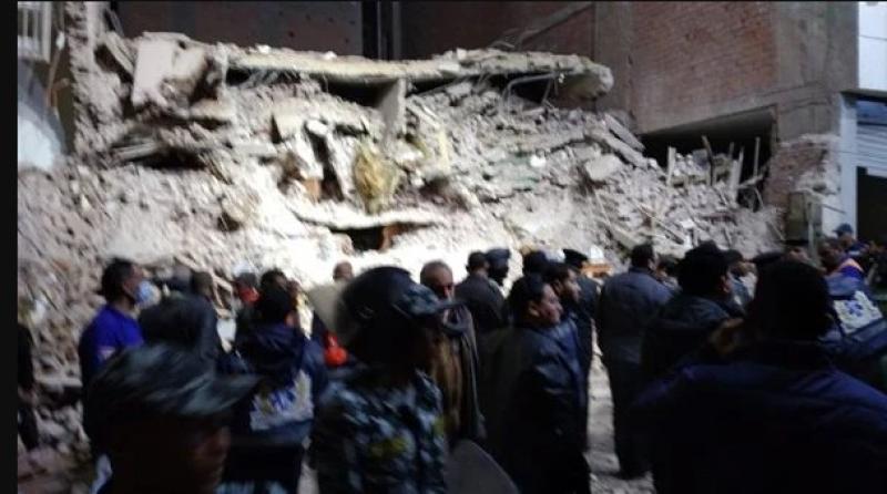 ارتفاع عدد ضحايا عقار أسيوط المنهار.. انتشال 4 جثث و3 مصابين من تحت الأنقاض