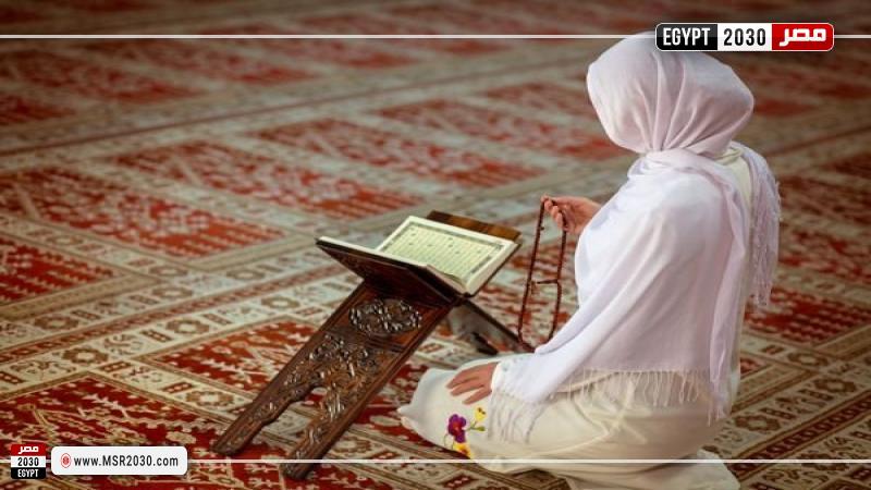 امرأة مسلمة تصلي وتدعو الله