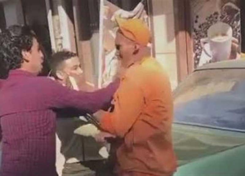 رئيس حي شرق ببورسعيد يستقبل عامل النظافة للإعتذار له