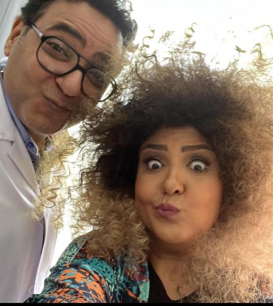 بشعر منكوش.. مي كساب تمازح جمهورها عبر التواصل الاجتماعي