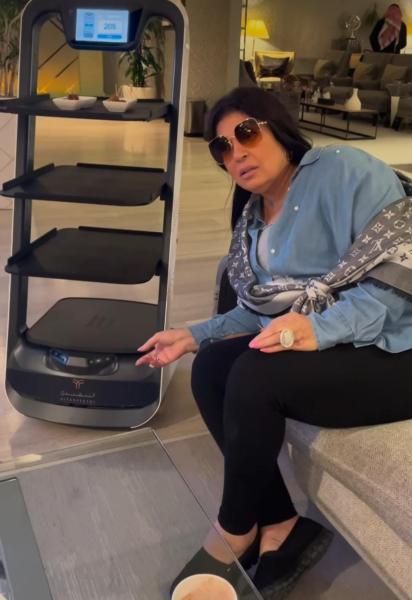 ممازحة جمهورها.. فيفي عبده تتحدث مع جهاز تقديم طلبات