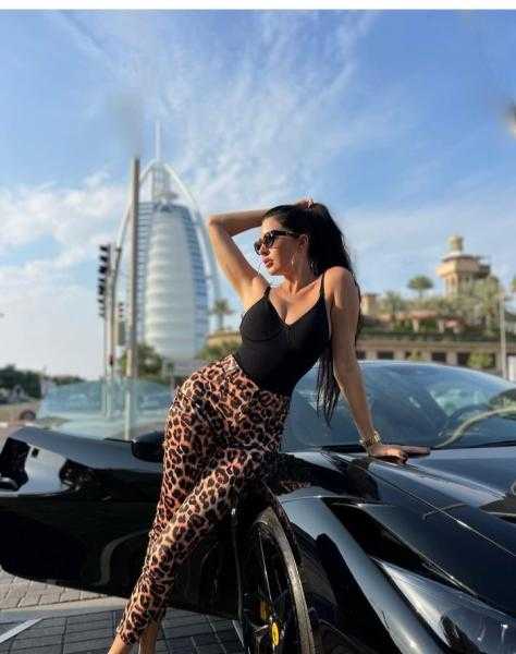 إطلالة ملفتة بالتايجر للفنانة لاميتا فرنجية أمام برج العرب