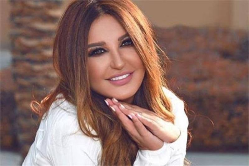 شاهد.. بلوجر شهير ينهار ويقبل قدم الفنانة شذى حسون في مكان عام
