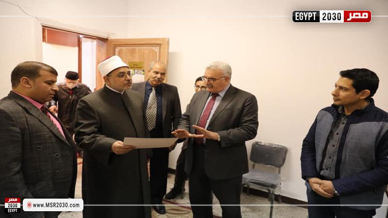 رئيس جامعة الأزهر خلال تفقده لكلية اللغات