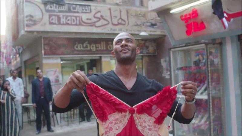 على طريقة محمد رمضان.. عائلة فتاة تجبر شابًا على ارتداء «قميص نوم» في الدقهلية