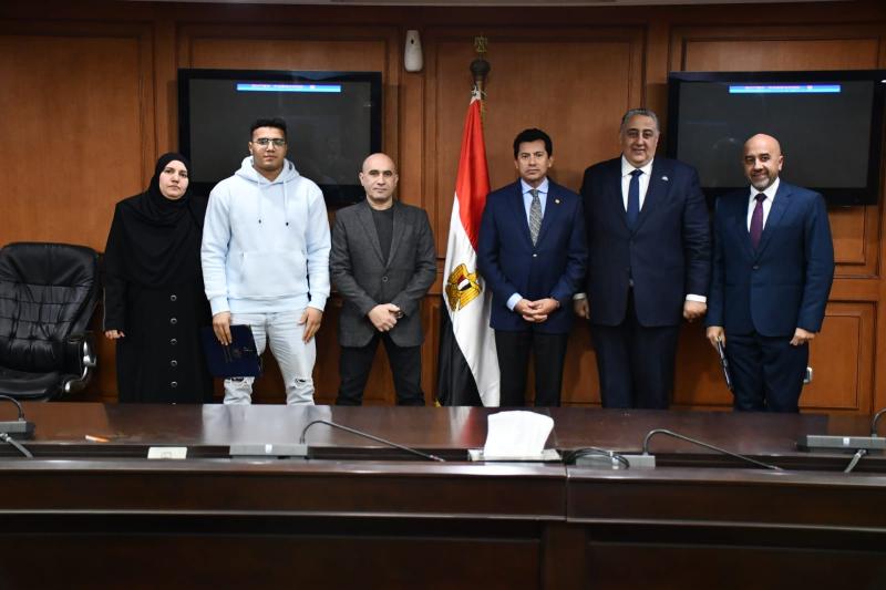 وزير الرياضة يشهد مراسم توقيع عقود تسويق لاعب رفع الأثقال محمود حسني مع روابط