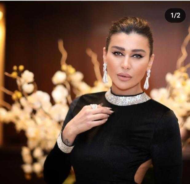 نادين الراسي بفستان مكشوف الظهر في أحدث ظهور لها