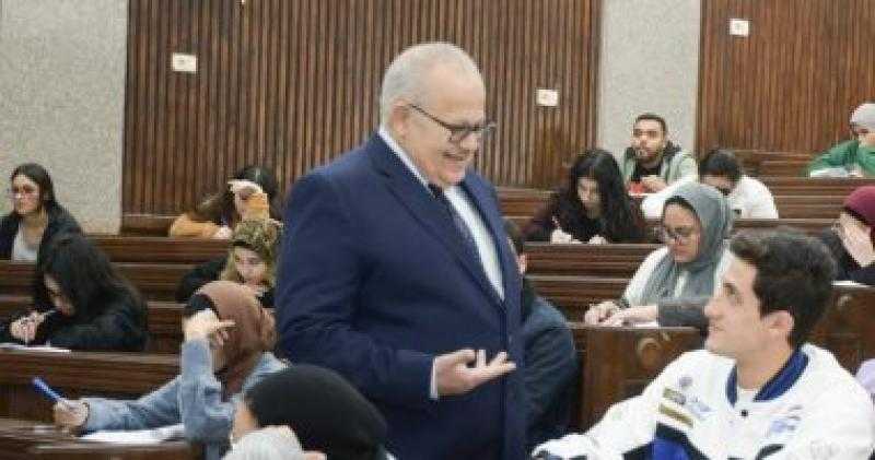 رئيس جامعة القاهرة يتفقد سير الامتحانات بكليات الجامعة