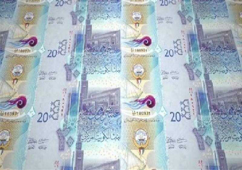 الدينار الكويتي يكسر حاجز الـ100 جنيه.. والريال السعودي يتجاوز 8 جنيهات