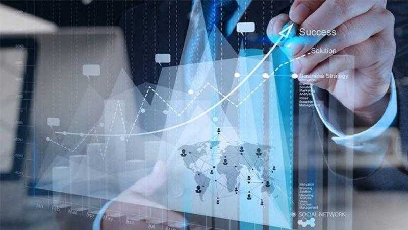 خبير اقتصادي عن الأزمة العالمية: الحلول أصبحت صعبة وما يتم مجرد مسكنات.. «فيديو»