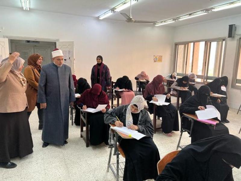 رئيس جامعة الأزهر خلال جولته 