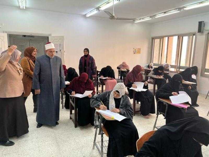 رئيس جامعة الأزهر يتفقد لجان امتحانات كلية الدراسات الإسلامية للبنات بالقاهرة