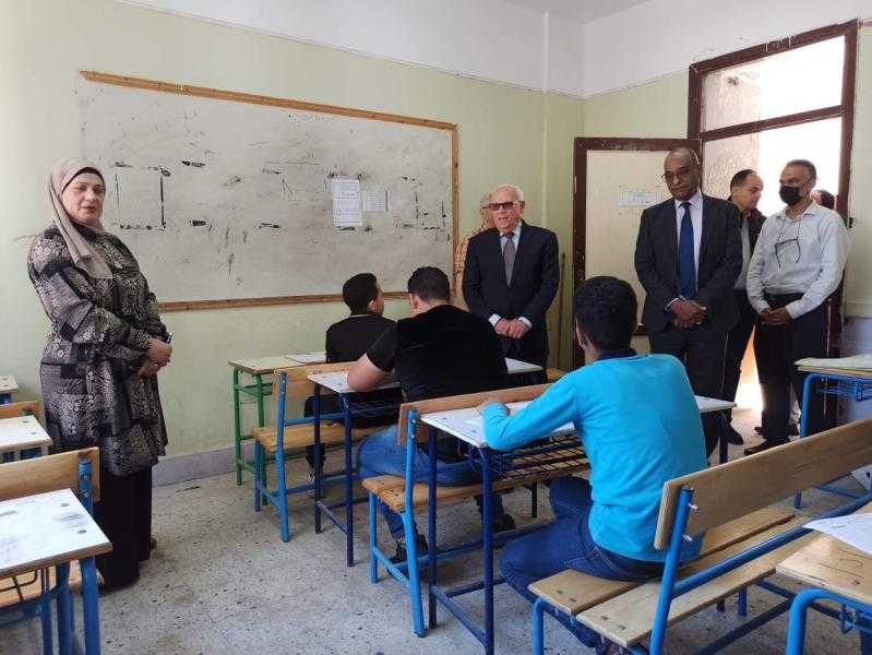 ما هي نسبة الأسئلة الموجهة للطالب المتميز في ورقة الامتحانات؟.. رفعت فياض يُجيب