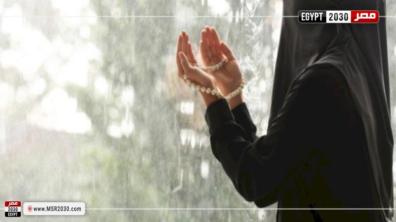 فتاة مسلمة تدعو الله أثناء المطر