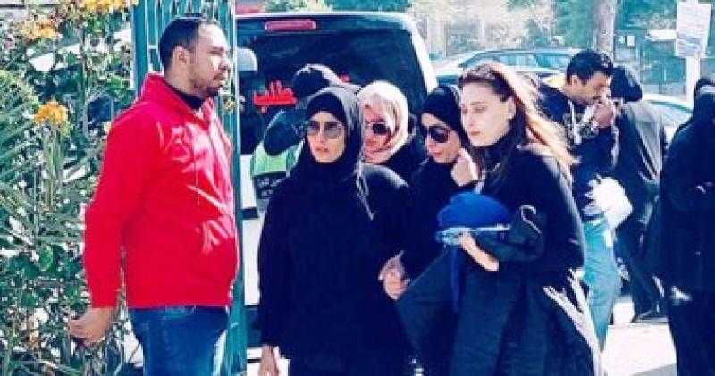 انهيار ريم البارودي في جنازة والدها.. ويوم السبت تستقبل العزاء