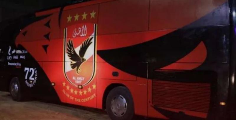 حافلة الأهلي تصل استاد برج العرب استعدادًا لمباراة المصري