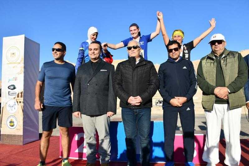وزير الرياضة ومحافظ الأقصر يطلقان إشارة بدء ماراثون الأقصر الدولى من معبد حتشبسوت
