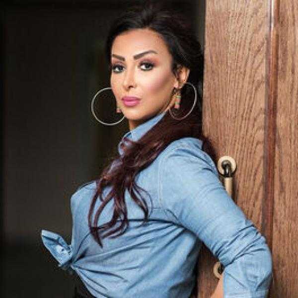 إطلالة غير تقليدية للفنانة شاهيناز