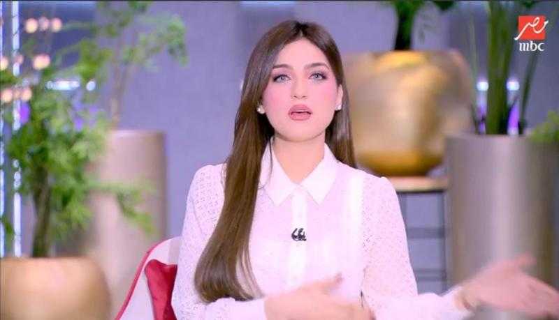 بيبرق وريحته قرنفل.. ياسمين عز: «جوزك زهرة لافندر ماشية على الأرض»