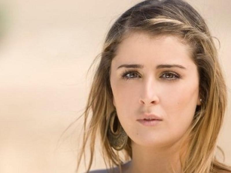 إطلالة مختلفة للفنانة عائشة بن أحمد