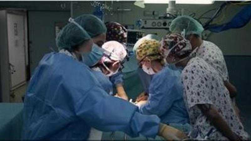 إصابة عامل سقطت عليه أسياخ حديد بالفيوم