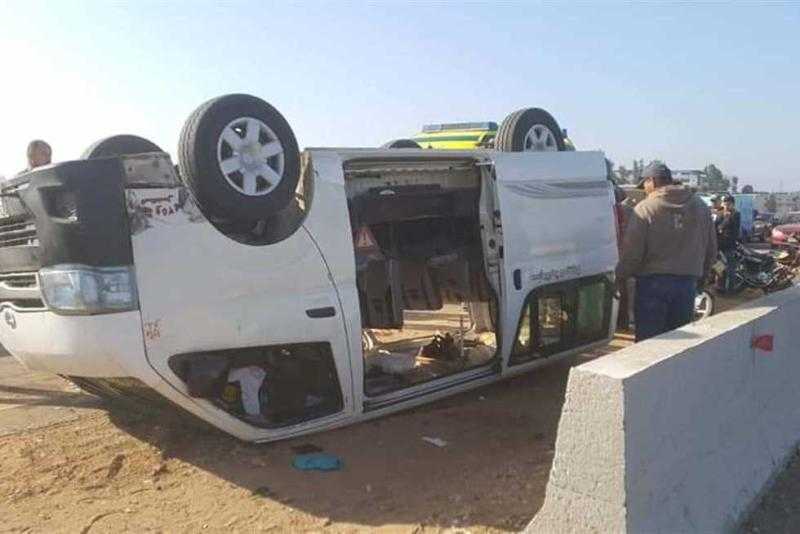 إصابة 7 في حادث انقلاب ميكروباص بطريق أسيوط الغربي
