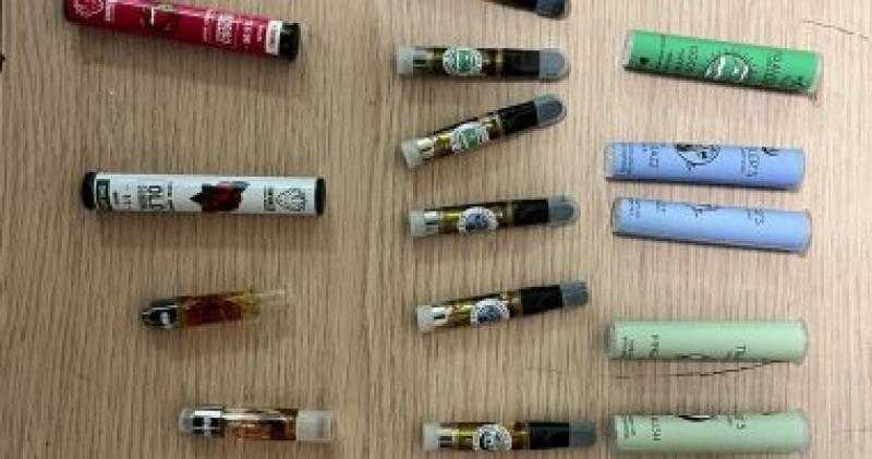 جمارك مطار القاهرة تضبط راكبين بحوزتهما 15 عبوة مواد مخدرة