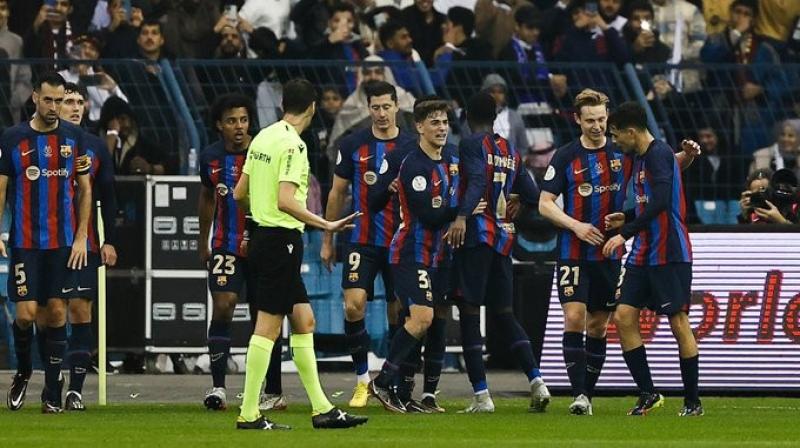 برشلونة بطلًا للسوبر الإسباني بالفوز على ريال مدريد بثلاثية