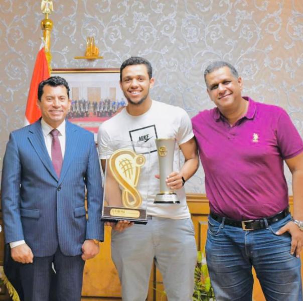 وزير الرياضة يهنىء اللاعب 