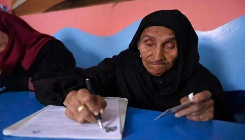 التضامن: الحاجة زبيدة كانت سعيدة بشهادة محو الأمية لأنها حققت حلم حرمت منه بطفولتها.. «فيديو»