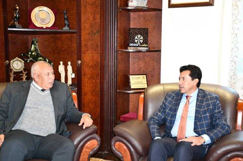 وزير الرياضة يستقبل محافظ الوادي الجديد لمناقشة إنشاء مضمار للهجن بالخارجة