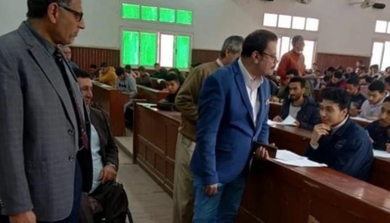 نائب رئيس جامعة الأزهر يتفقد لجان الامتحانات بكليتي التجارة والصيدلة