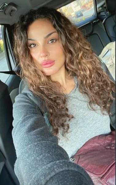 إطلالة جذابة للفنانة نادين نسيب نجيم
